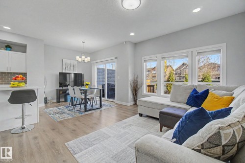 4018 Kinsella Way, Edmonton, AB - Indoor Photo Showing Living Room