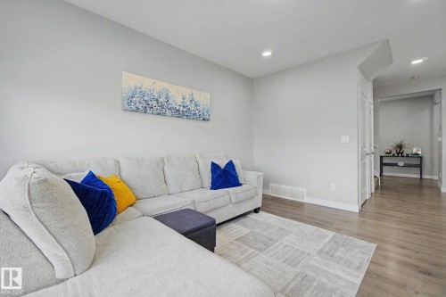 4018 Kinsella Way, Edmonton, AB - Indoor Photo Showing Living Room