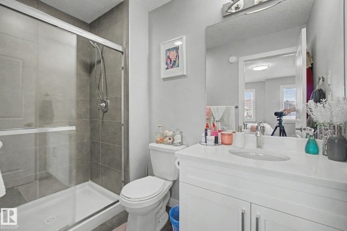 4018 Kinsella Way, Edmonton, AB - Indoor Photo Showing Bathroom