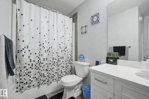 4018 Kinsella Way, Edmonton, AB - Indoor Photo Showing Bathroom