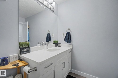 4018 Kinsella Way, Edmonton, AB - Indoor Photo Showing Bathroom