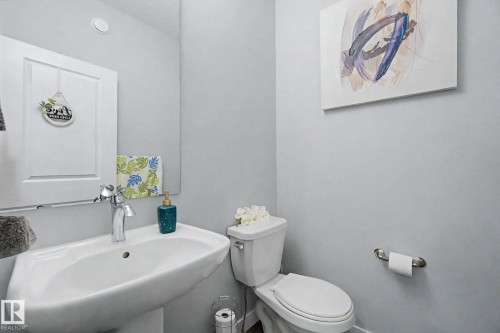 4018 Kinsella Way, Edmonton, AB - Indoor Photo Showing Bathroom