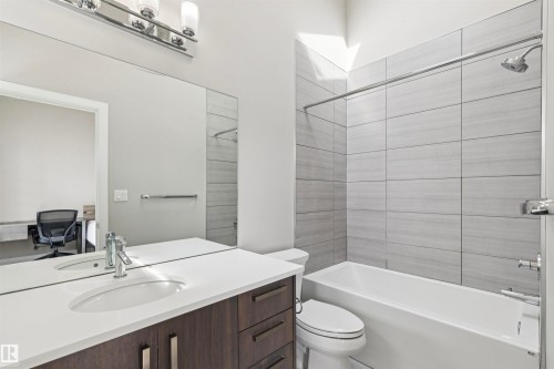 8724 116 Street, Edmonton, AB - Indoor Photo Showing Bathroom