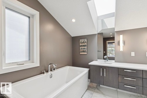 8724 116 Street, Edmonton, AB - Indoor Photo Showing Bathroom