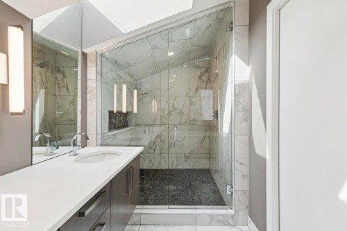 8724 116 Street, Edmonton, AB - Indoor Photo Showing Bathroom