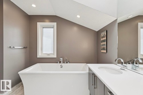 8724 116 Street, Edmonton, AB - Indoor Photo Showing Bathroom