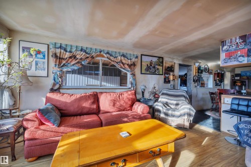 Living room featuring wood finished floors - 21 Calmar Mobile Home Park, Calmar, AB - Indoor Photo Showing Living Room