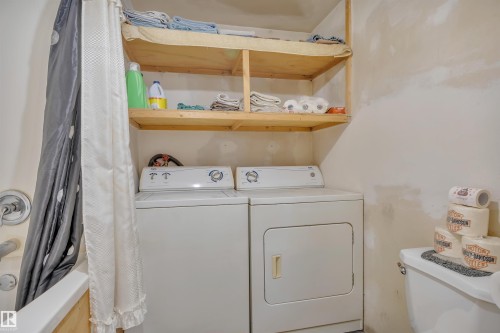 Laundry room featuring washer and dryer - 21 Calmar Mobile Home Park, Calmar, AB - Indoor Photo Showing Laundry Room
