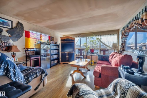 Living area featuring wood finished floors - 21 Calmar Mobile Home Park, Calmar, AB - Indoor Photo Showing Living Room