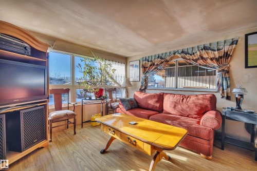 Living room featuring wood finished floors - 21 Calmar Mobile Home Park, Calmar, AB - Indoor Photo Showing Living Room