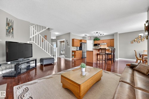 506 Adams Way, Edmonton, AB - Indoor Photo Showing Living Room