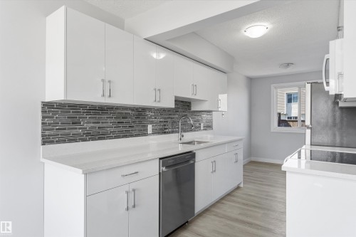 120 Cornell Court, Edmonton, AB - Indoor Photo Showing Kitchen With Upgraded Kitchen