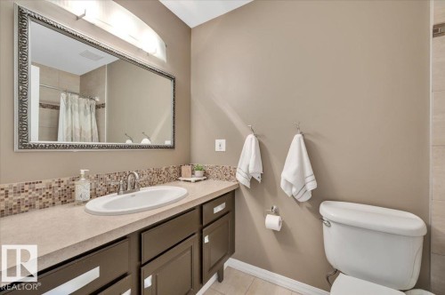 4 piece family bathroom - 705 Riddell Street, Edmonton, AB - Indoor Photo Showing Bathroom