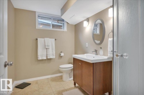 3 piece with shower - 705 Riddell Street, Edmonton, AB - Indoor Photo Showing Bathroom