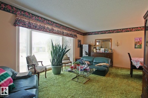 Expansive bay window featuring horizontal blinds - 3539 104 Street, Edmonton, AB - Indoor