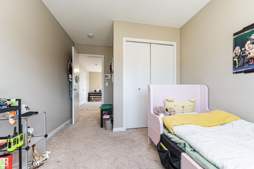 Neutral-toned walls complement the textured carpet flooring - 4452 Annett Common, Edmonton, AB 