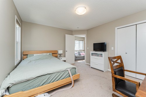 Carpeted room with neutral wall tones and a window with blinds - 4452 Annett Common, Edmonton, AB 