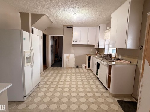 Leduc, AB - Indoor Photo Showing Kitchen With Double Sink