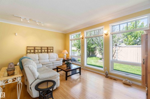 8 Butterworth Point(E), Edmonton, AB - Indoor Photo Showing Living Room