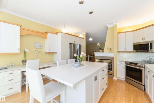 8 Butterworth Point(E), Edmonton, AB - Indoor Photo Showing Kitchen With Upgraded Kitchen