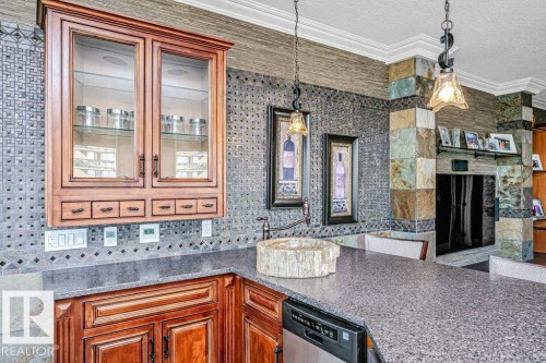 602 8728 Gateway Boulevard, Edmonton, AB - Indoor Photo Showing Kitchen