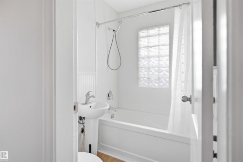 11617 89 Street, Edmonton, AB - Indoor Photo Showing Bathroom