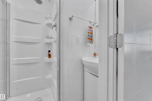 4819 30 Avenue, Edmonton, AB - Indoor Photo Showing Bathroom