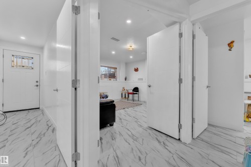 4819 30 Avenue, Edmonton, AB - Indoor Photo Showing Other Room