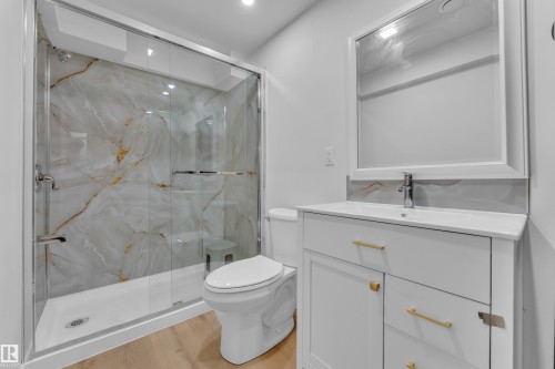 4819 30 Avenue, Edmonton, AB - Indoor Photo Showing Bathroom
