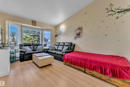 4819 30 Avenue, Edmonton, AB - Indoor Photo Showing Living Room