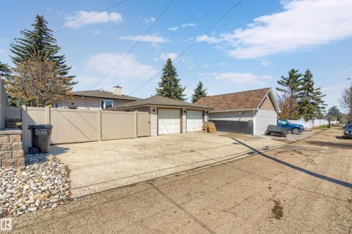 Expansive concrete driveway with privacy fencing - 10803 52 Street, Edmonton, AB - Outdoor