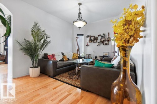 715 Wildwood Point(E), Edmonton, AB - Indoor Photo Showing Living Room