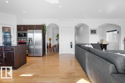 715 Wildwood Point(E), Edmonton, AB - Indoor Photo Showing Kitchen