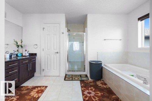 715 Wildwood Point(E), Edmonton, AB - Indoor Photo Showing Bathroom