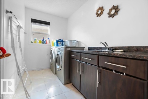715 Wildwood Point(E), Edmonton, AB - Indoor Photo Showing Laundry Room