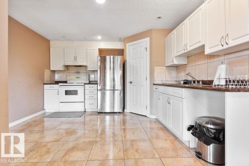 715 Wildwood Point(E), Edmonton, AB - Indoor Photo Showing Kitchen