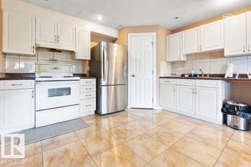 715 Wildwood Point(E), Edmonton, AB - Indoor Photo Showing Kitchen With Double Sink