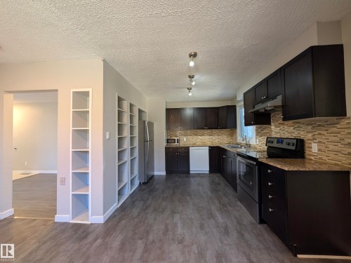 13528 139 Street, Edmonton, AB - Indoor Photo Showing Kitchen With Double Sink With Upgraded Kitchen