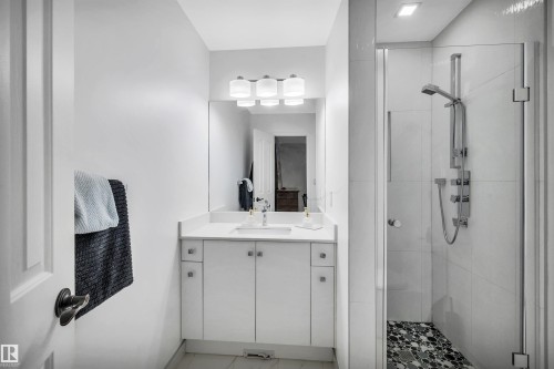 9008 169A Avenue, Edmonton, AB - Indoor Photo Showing Bathroom