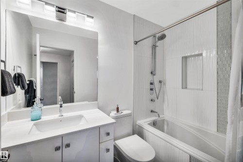 9008 169A Avenue, Edmonton, AB - Indoor Photo Showing Bathroom