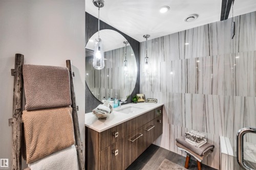 9008 169A Avenue, Edmonton, AB - Indoor Photo Showing Bathroom