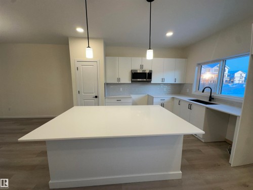 41 Eton Link, Spruce Grove, AB - Indoor Photo Showing Kitchen With Upgraded Kitchen