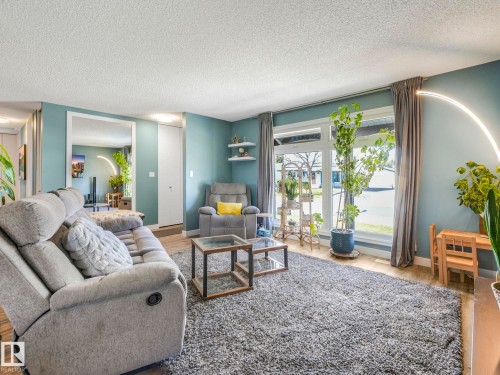 10629 167A Avenue, Edmonton, AB - Indoor Photo Showing Living Room