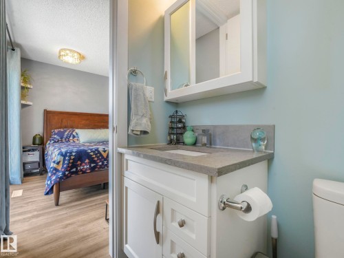 10629 167A Avenue, Edmonton, AB - Indoor Photo Showing Bathroom