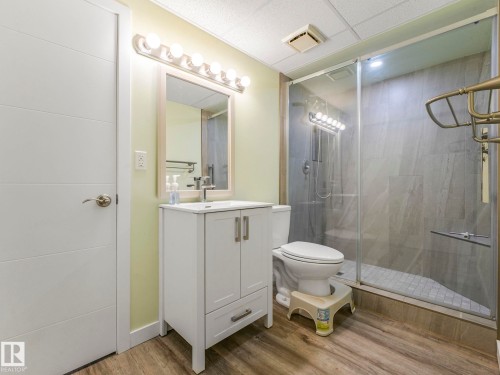 10629 167A Avenue, Edmonton, AB - Indoor Photo Showing Bathroom