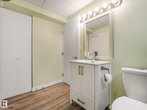 10629 167A Avenue, Edmonton, AB - Indoor Photo Showing Bathroom