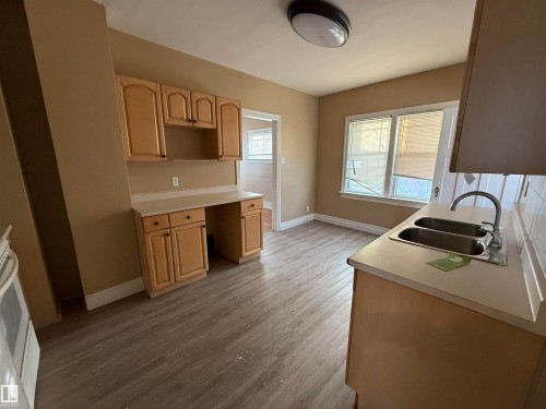 4818 52 Street, Thorsby, AB - Indoor Photo Showing Kitchen With Double Sink