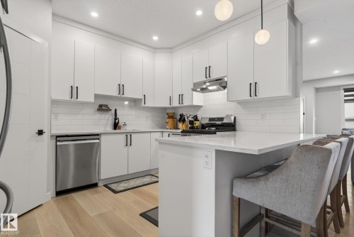 60 Treble Landing, Spruce Grove, AB - Indoor Photo Showing Kitchen With Upgraded Kitchen