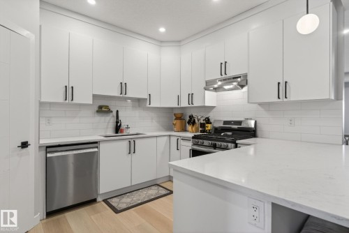 60 Treble Landing, Spruce Grove, AB - Indoor Photo Showing Kitchen With Upgraded Kitchen
