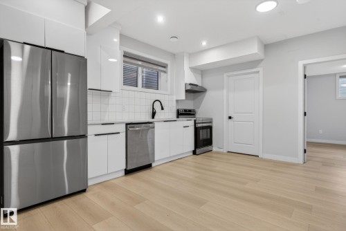 60 Treble Landing, Spruce Grove, AB - Indoor Photo Showing Kitchen